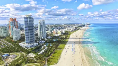 Miami South Beach mit Palmen, Strand und Hochhäusern