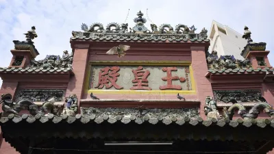 Verzierter Tempeldach mit Schriftzeichen und Drachenornamenten