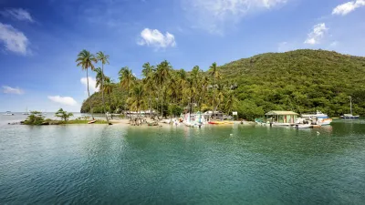 Karibische Bucht mit Palmen und Booten in Saint Lucia