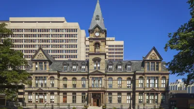 Historisches Rathaus von Halifax mit floralem Vorgarten