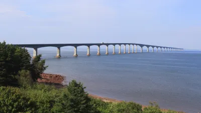 Die lange Brücke verbindet Prince Edward Island mit dem Festland.