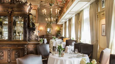 Elegantes Restaurant mit gedeckten Tischen und klassischer Einrichtung