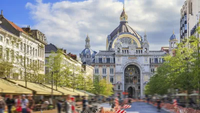Der prachtvolle Bahnhof Antwerpen-Centraal mit seiner beeindruckenden Architektur.