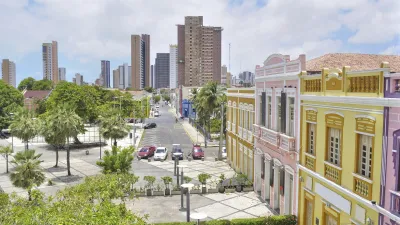 Bunte Häuser säumen eine breite Straße in Fortaleza, Brasilien