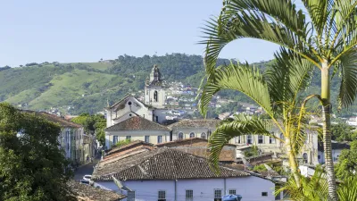 Historische Dächer und eine Kirche prägen das Stadtbild von Cachoeira.