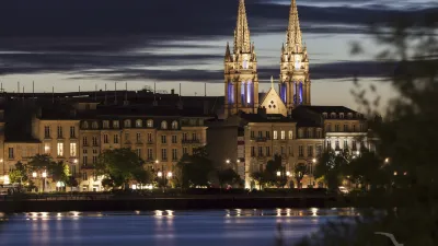 Beleuchtetes Ufer von Bordeaux bei Nacht, Frankreich