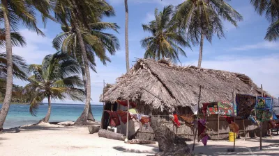 Traditionelles Bambushaus der Kuna-Indianer am Strand von Panama