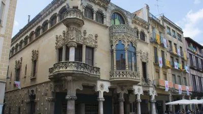 Historisches Gebäude mit kunstvollen Fassaden und Säulen.