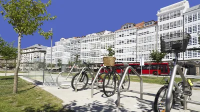 Fahrräder stehen vor weißen Häusern in La Coruña.