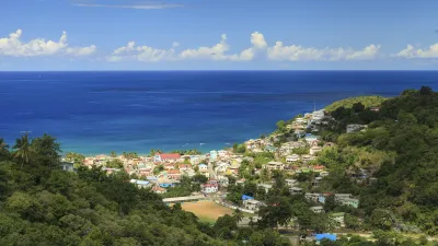 Buntes Fischerdorf Canaries mit Blick auf das türkisfarbene Meer