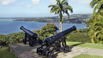 Historische Kanonen stehen auf einer Festung mit Blick auf das Meer.
