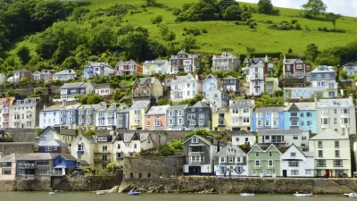Bunte Häuser säumen die Uferpromenade in Dartmouth, England