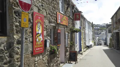 Gasse in St. Ives mit einem Restaurant und Schildern
