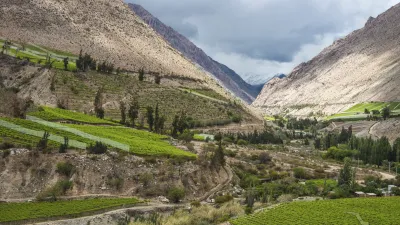 Fruchtbares Tal mit Weinbergen in Chile