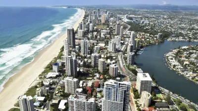 Goldküsten-Panorama mit hohen Wolkenkratzern und Strand
