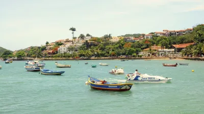 Bunte Fischerboote schaukeln im türkisfarbenen Wasser von Armação dos Búzios.