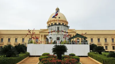 Palast der Regierung in Santo Domingo mit blühendem Vorgarten