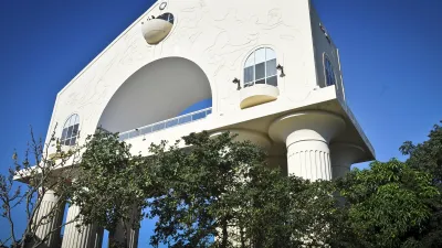 Architektonisches Gebäude mit weißen Säulen und Bögen