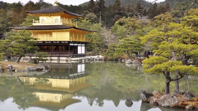 Goldener Tempel spiegelt sich im Teich
