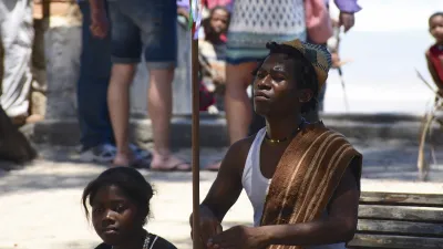 Zwei Madagassische Frauen sitzen im Botanischen Garten.