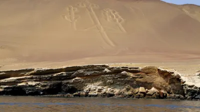 Eine riesige Geoglyphe einer Tierfigur ist in den Hang geritzt.