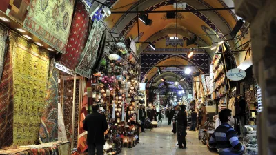 Belebter Markt in Istanbul mit vielen bunten Waren und Menschen.