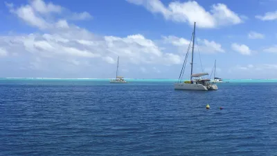 Katamarane segeln in der ruhigen Lagune von Huahine