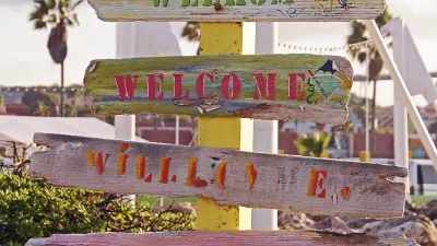 Bunte Willkommensschilder zeigen verschiedene Begrüßungen.