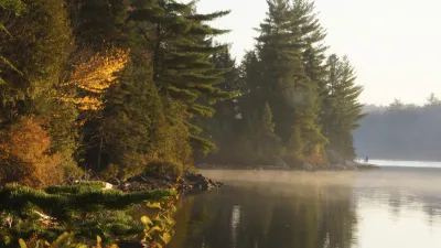 Herbstlicher Waldsee mit spiegelnder Wasseroberfläche