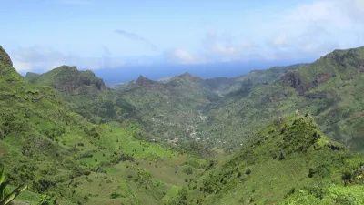 Grüne Berge und ein Küstenort prägen die Landschaft auf Santiago.