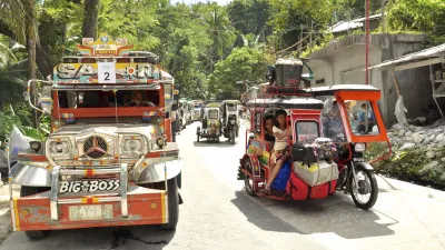 Bunte Motorräder mit Beiwagen fahren auf einer Straße in den Philippinen.