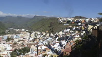 Bunte Häuser und grüne Hügel prägen das Stadtbild von San Sebastián.