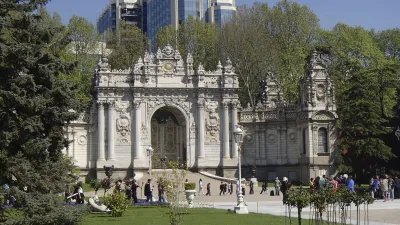 Der prunkvolle Eingang des Dolmabahçe-Palastes in Istanbul mit Besuchern.