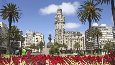 Plaza Independencia mit dem Faro in Montevideo