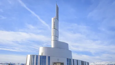 Weiße Nordlyskathedrale in Alta, Norwegen, im Winter.