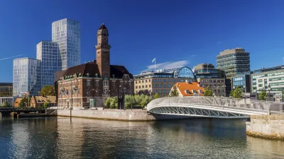 Malmöer Skyline mit Turning Torso und moderner Brücke