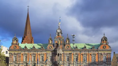 Malmös Rathaus mit markantem Turm und Brunnen im Vordergrund.