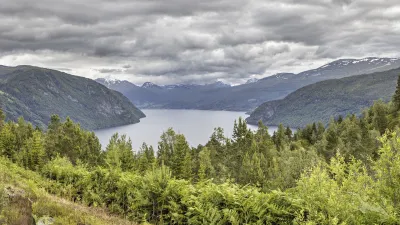 Norwegischer Fjord mit Bergen im Hintergrund