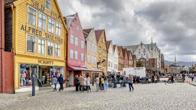 Historische Holzhäuser säumen die Uferpromenade von Bergen.