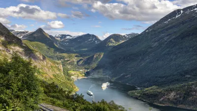 Kreuzfahrtschiff fährt durch den Geirangerfjord in Norwegen
