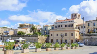 Historische Gebäude säumen die Uferpromenade von Alghero auf Sardinien.
