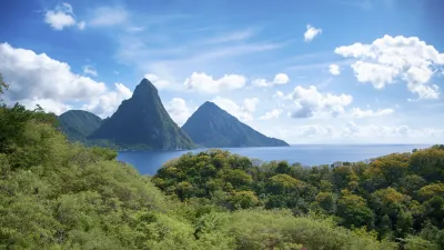 Die grünen Berge der Pitons ragen über dem blauen Meer auf