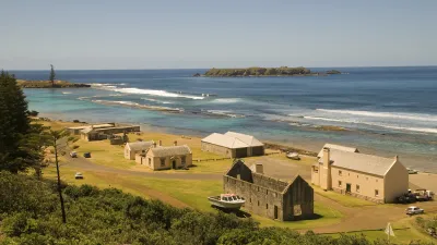 Historische Gebäude stehen an der Küste der Norfolkinsel.