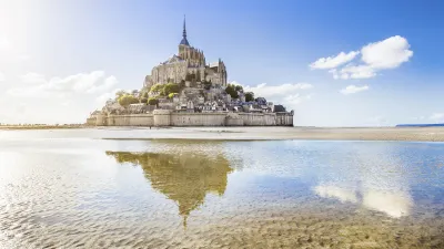 Das mittelalterliche Kloster Mont Saint-Michel erhebt sich majestätisch über die Küste.