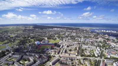 Ventspils Stadtlandschaft mit Hafen und Meer im Hintergrund