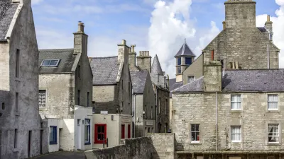 Historische Häuser säumen eine Gasse in der schottischen Altstadt von Lerwick.