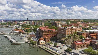 Göteborgs Hafen mit historischen Gebäuden und vielen Booten