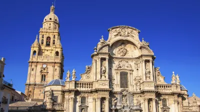 Die imposante Fassade der Kathedrale von Murcia mit ihrem hohen Glockenturm.
