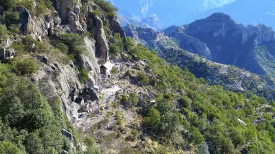 Mexikanische Landschaft mit Vegetation und Felsen im Vordergrund