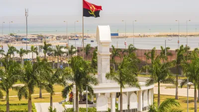 Monumentales Denkmal mit angolanischer Flagge in Luanda.